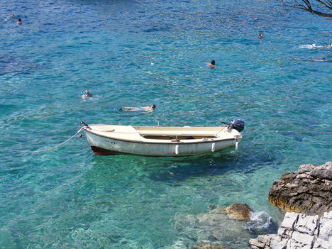 Csónak Tivat partjainál