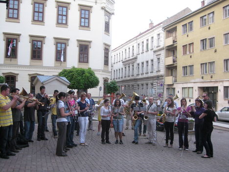 Sopron Város Fúvószenekara a Liszt Ferenc Konferenciaközpont előtt