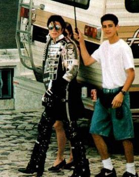 mj-with-lisa-michael-jackson-11712875-313-399