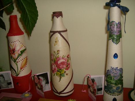 vázák szörpös üvegekből
