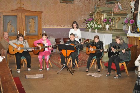 anyáknapi köszöntő zenészei a templomban