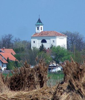 Távolban a Dinnyési templom