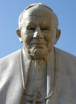 II. János Pál szobor részlet