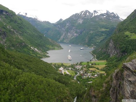 Norvégia___Geiranger-fjord,____16km_hosszan,_2000m_magas_hegyek_között_vezet_a_szárazföld_belsejébe,_mélysége_300_méter_