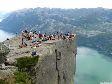 Norvégia_Lyse-fjord,_Preikestolen_(Prédikálószék)_604_m_magas_sziklaszirt