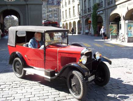 Oldtimer Peugeot Bern központjában