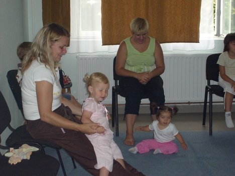 Ringató foglalkozás az ifjúsági házban 2008. július 10-én