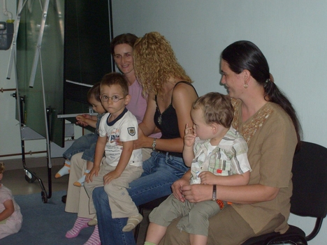 Ringató foglalkozás az ifjúsági házban 2008. július 10-én