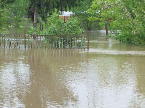 Az áradó Cuhai-Bakonyér (+belvíz) Bőnynél 2010.05.18. 14
