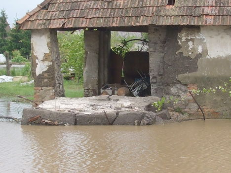 Az áradó Cuhai-Bakonyér (+belvíz) Bőnynél 2010.05.18. 16