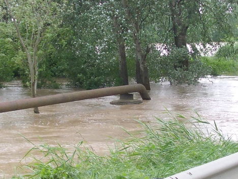 Az áradó Cuhai-Bakonyér (+belvíz) Bőnynél 2010.05.18. 23