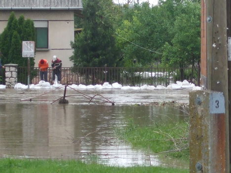 Az áradó Cuhai-Bakonyér (+belvíz) Bőnynél 2010.05.18. 7