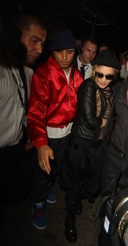 20100521-madonna-leaving-aura-nightclub-london-18