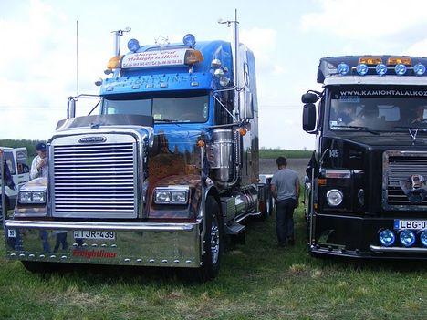 két kék kamion