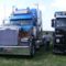 két kék kamion