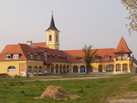 Alapítványi iskola a templom mellett