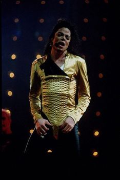 MICHAEL-michael-jackson-12380305-426-640