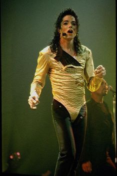 MICHAEL-michael-jackson-12380307-426-640