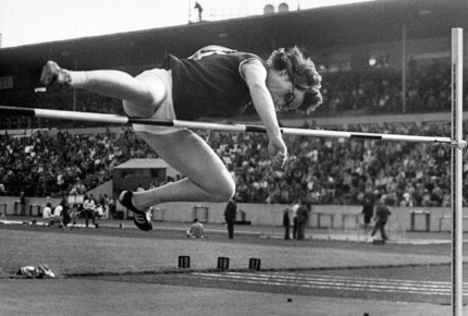 Atlétika, a női magasugrás első helyezete, a cseh Miloslava Rezkova-Hubner