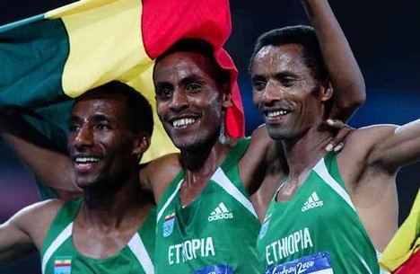 Az etiópiai aranyérmes futó-csapat 5000 méteren