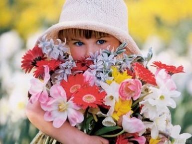 Kislány virággal