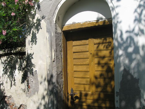 A Sifter ház bejárata a Kereszt utcában