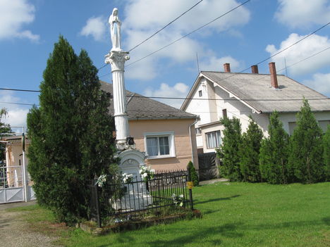 Mária szobor, szemben a Kereszt utcával