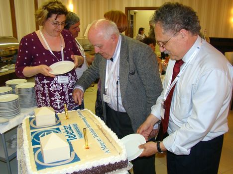 15 éve az egyesület alapításában, ma a tortavágásban működnek együtt