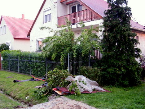 A május 30-i vihar utáni romok