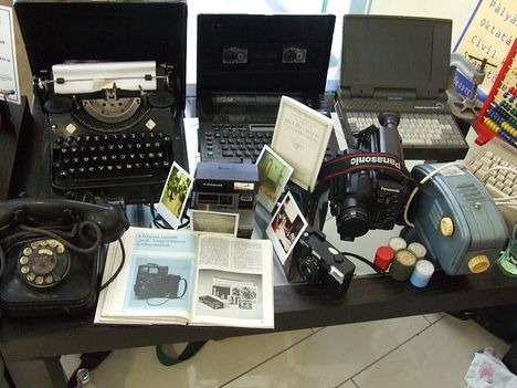 Az Ürömi teleház régi laptopjai,kamerája és egy polaroid fényképezőgép