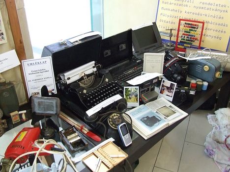 Az Ürömi Teleházasok régi diktafonos írógépe, 30 éves Commodore 64, és egy bőröndnyi laptop
