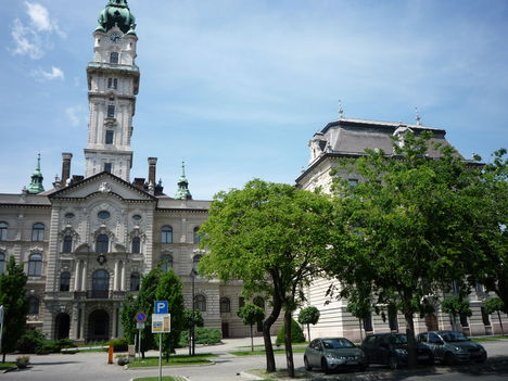 Győr Városháza a vasútállomásról nézve