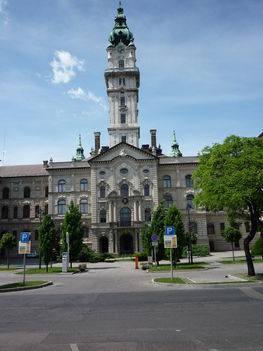 Győr Városháza a vasútállomásról nézve