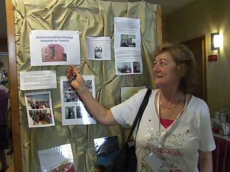 Kissné Pásztor Éva, a Szentmártonkátai Teleház vezetője mutatja munkájukat