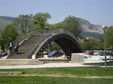 A csatornát átívelő híd.