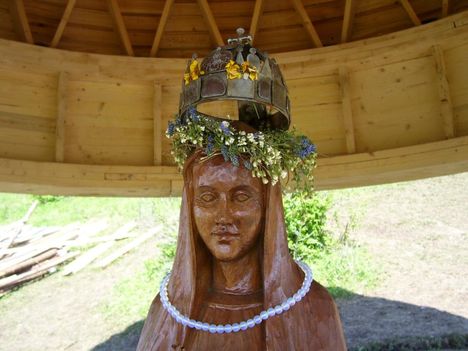 Mária szobor a Szent koronával