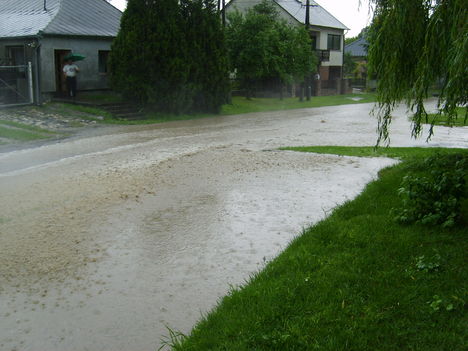 Nem Rákóczi patak. Ez  a Rákóczi utca minden nagyobb eső után évek óta......