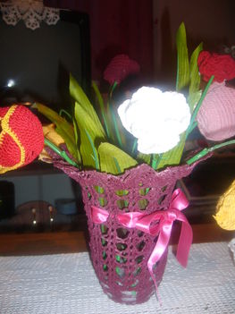 horgolt váza horgolt virágokkal