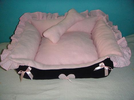 rózsaszín pöttyös ágy