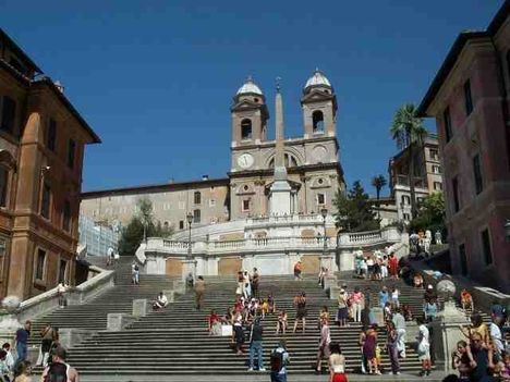 Piazza del popolo magaslatról egész Róma a turista szeme elé tárul
