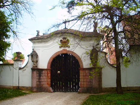 Majki kolostor bejárata