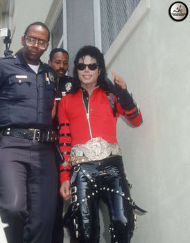Michael-in-red-michael-jackson-11701060-800-1024