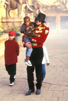 Michael-in-red-michael-jackson-11701073-698-1024