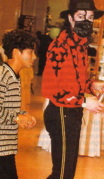 Michael-in-red-michael-jackson-11701075-316-540