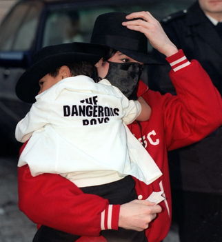 Michael-in-red-michael-jackson-11701085-939-1024