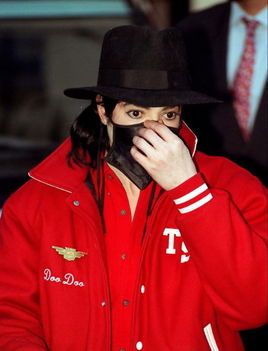 Michael-in-red-michael-jackson-11701087-781-1024