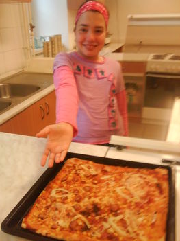 Luana a pizzájával