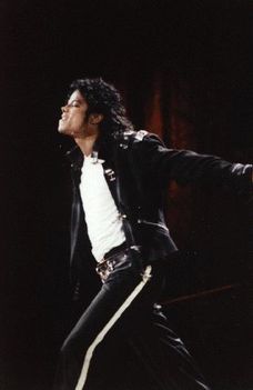 MJJ-michael-jackson-11163338-274-422