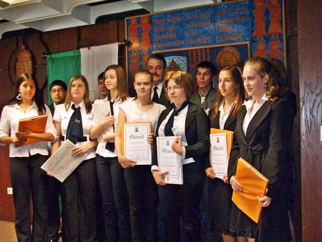 A kitüntetett diákok Csorna város polgármesterével4
