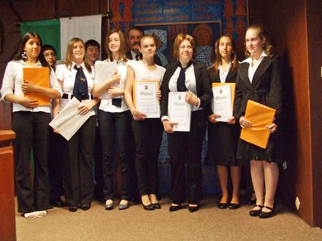 A kitüntetett diákok Csorna város polgármesterével
